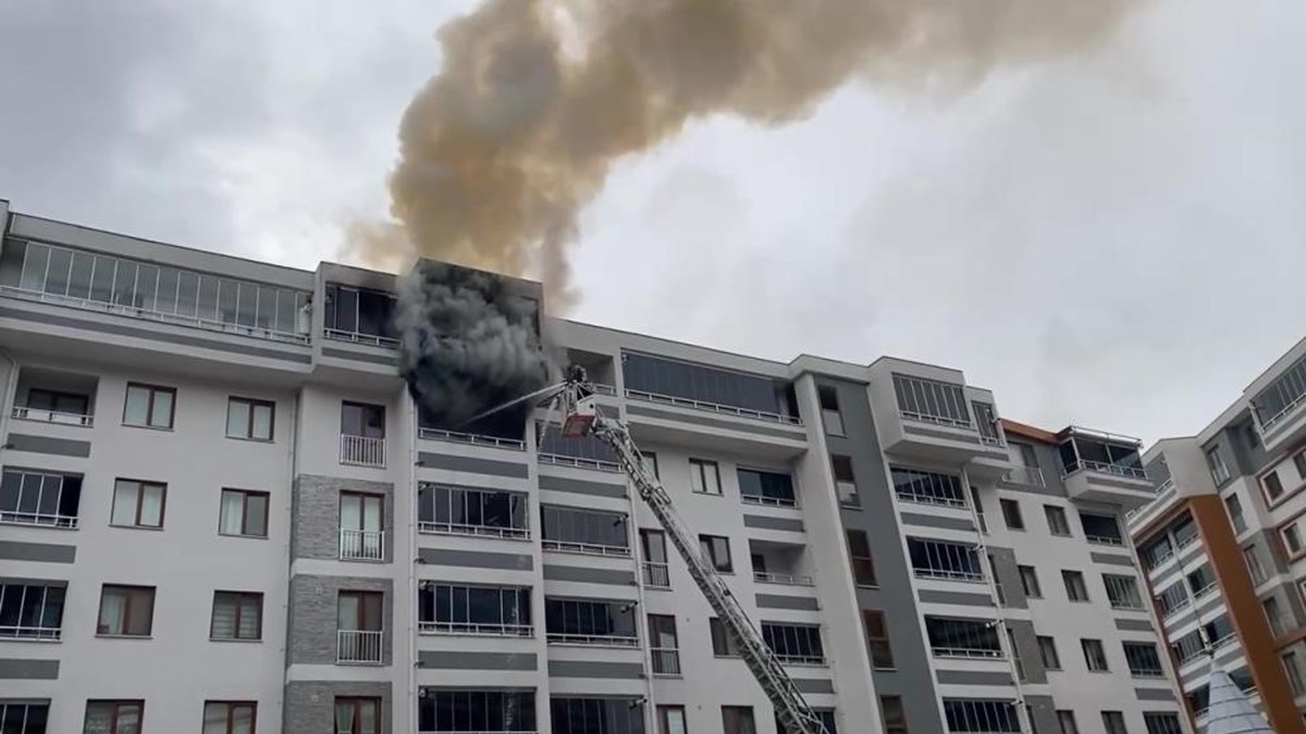 İtfaiye ekipleri, içeride kalan vatandaşları kurtarmak için çalışma başlattı.