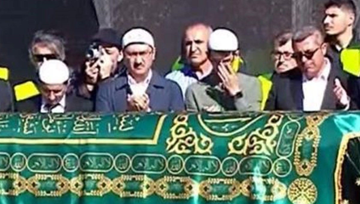 Teröristbaşı Gülen gömüldü: Firari terörist Adil Öksüz cenazeye mi katıldı? Teröristbaşı Gülen gömüldü: Firari terörist Adil Öksüz cenazeye mi katıldı?