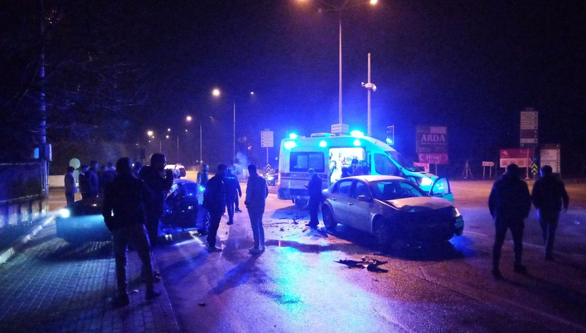 Ambulansa yol vermek isterken kaza yaptılar: 4 yaralı