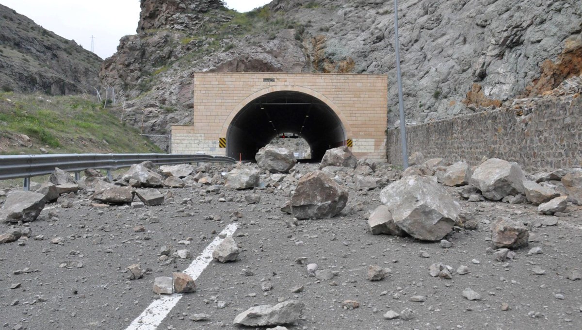 Gümüşhane'deki heyelan kara yolu ulaşıma kapattı