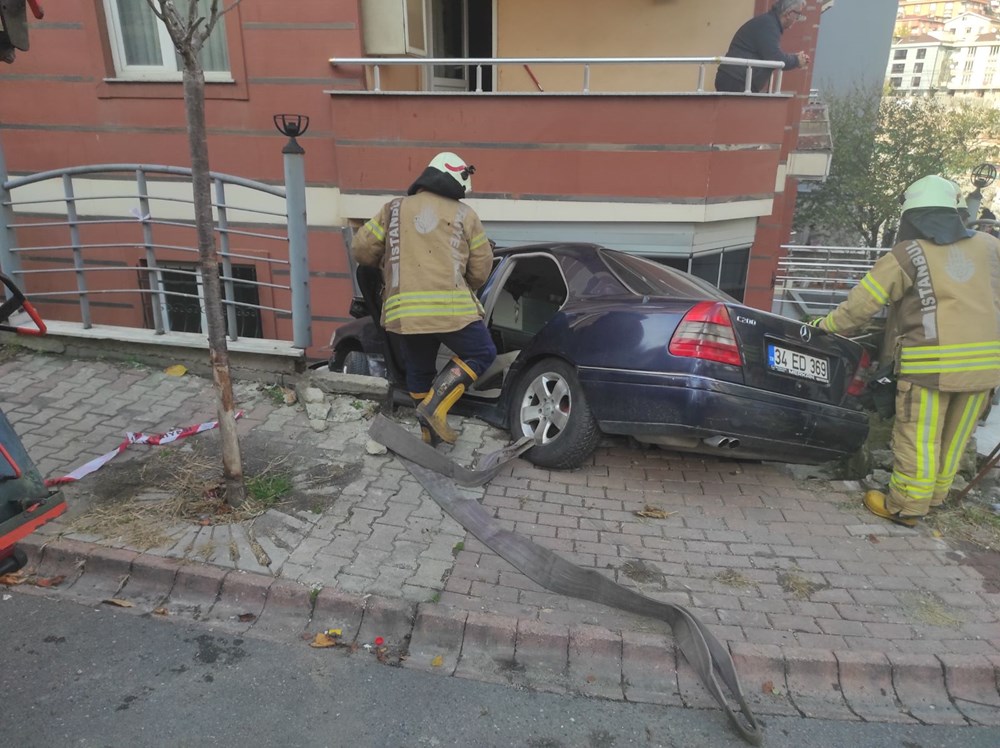 Minibüsle çarpışan otomobil binanın balkonuna düştü, 3 kişi yaralandı - 4