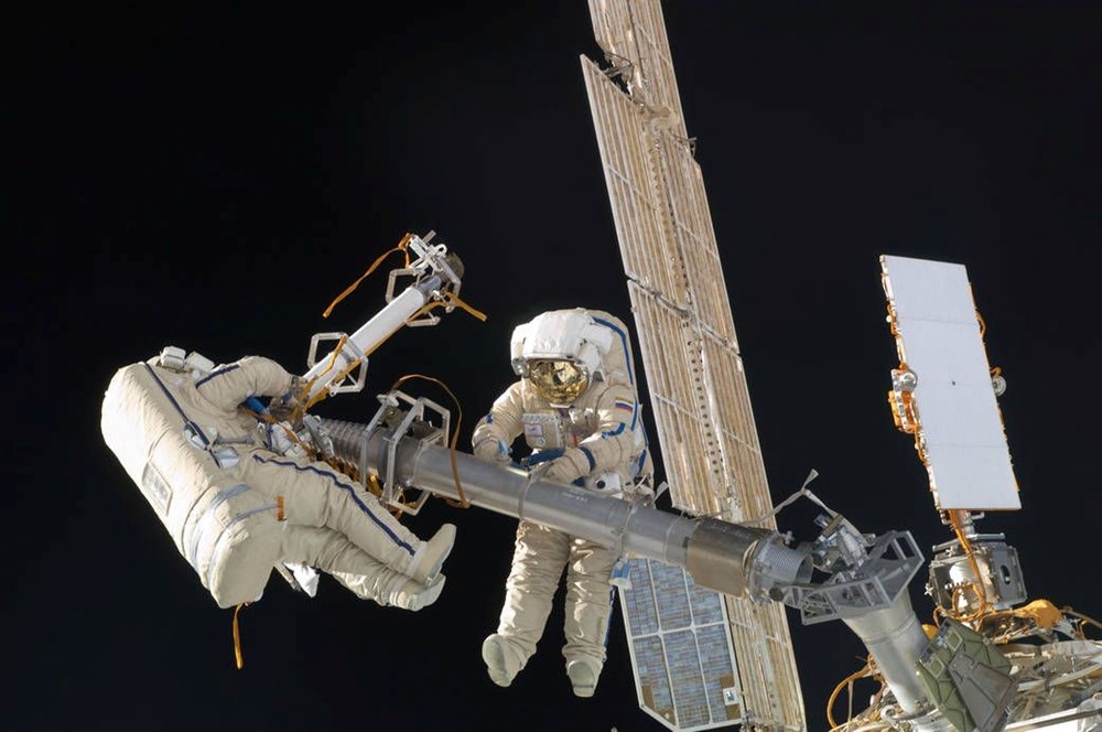 Uzay'da büyük tehlike: Giysisi bozulan kozmonotun yürüyüşü bitirildi - 5