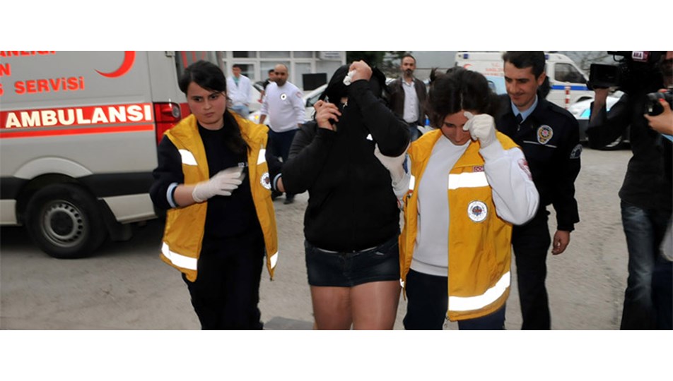 Ehliyetsiz sürücü kaldırıma çıktı: 3 yaralı