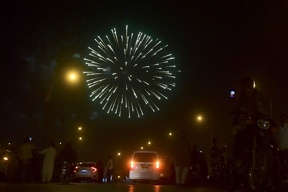 Dünya 2023'ü coşkuyla karşıladı, Ukrayna ise füzelerle - 24