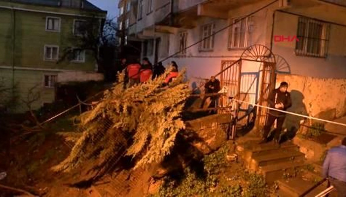 Beyoğlu'nda istinat duvarı çöktü: İki bina tahliye edildi