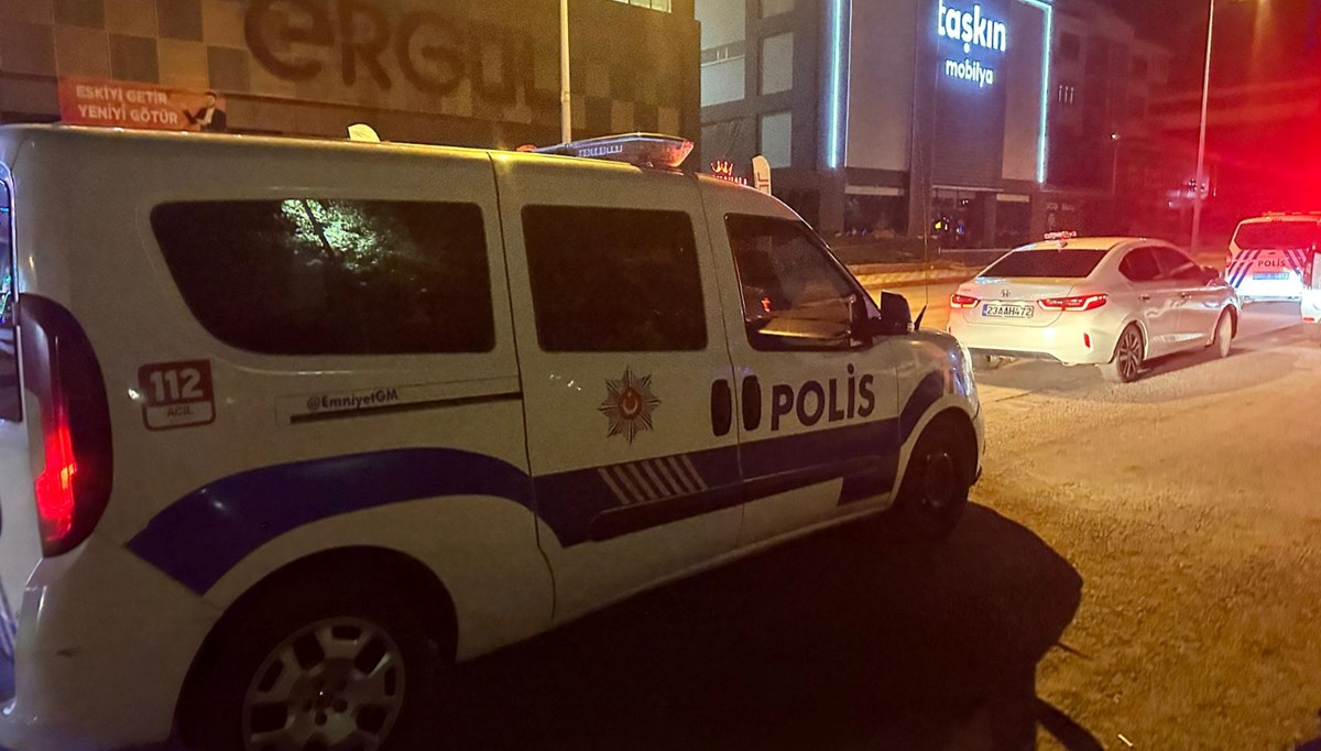 Elazığ'da düğün salonunda bıçaklı kavga: 4 yaralı Elazığ'da düğün salonunda bıçaklı kavga: 4 yaralı