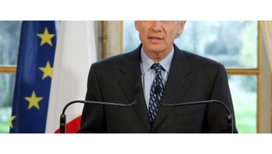 Eski başbakan Sarkozy'ye rakip oldu