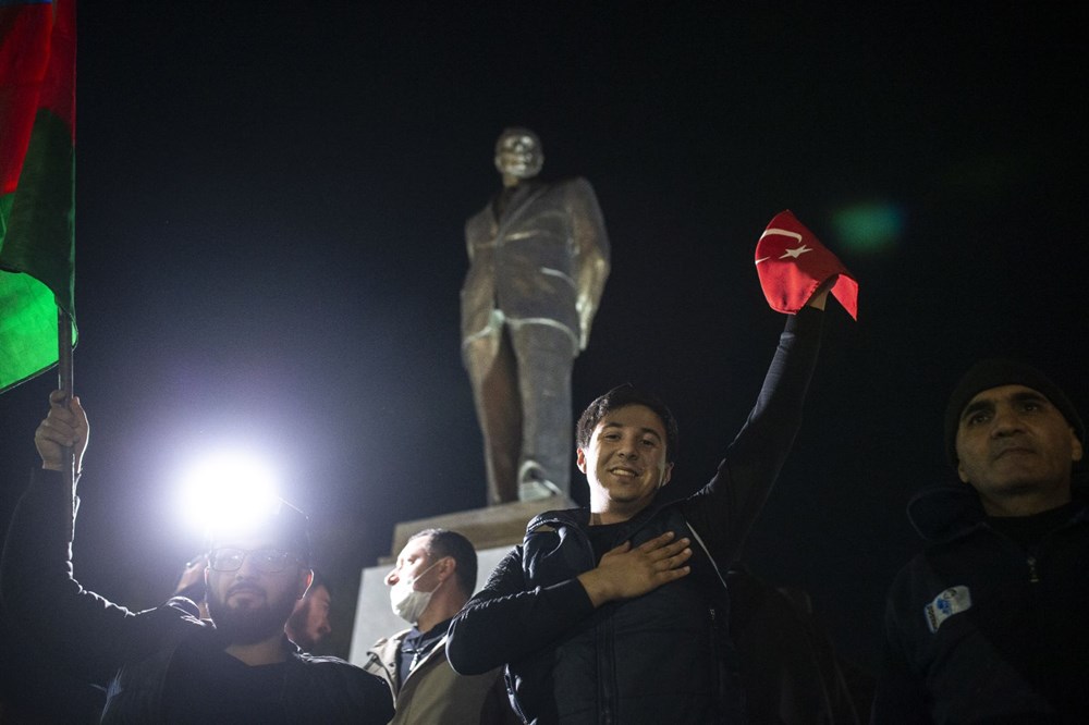 Azerbaycanlılar, Dağlık Karabağ'da varılan anlaşmayı coşkuyla kutluyor - 18