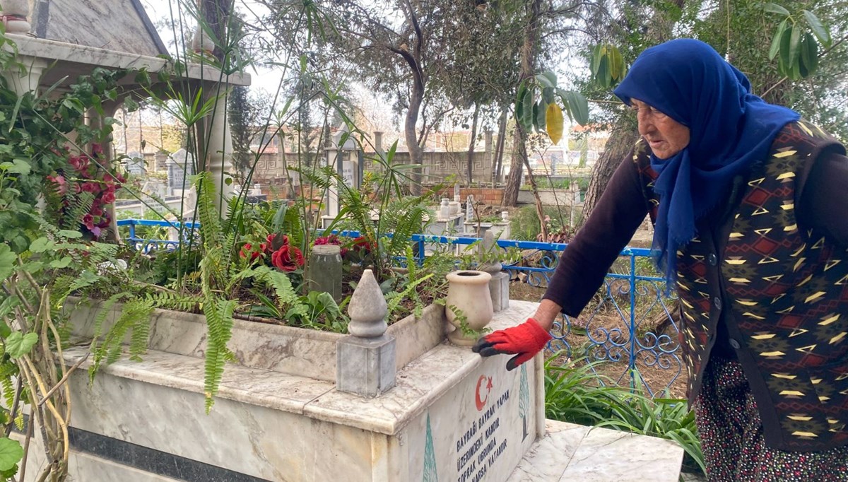 75 yaşındaki Raziye teyze bu işi tek başına üstleniyor: 20 yıldır mezarlığı temizliyor