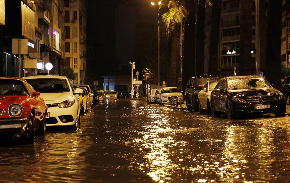 İzmir'de sağanak yağış zor anlar yaşattı - 2