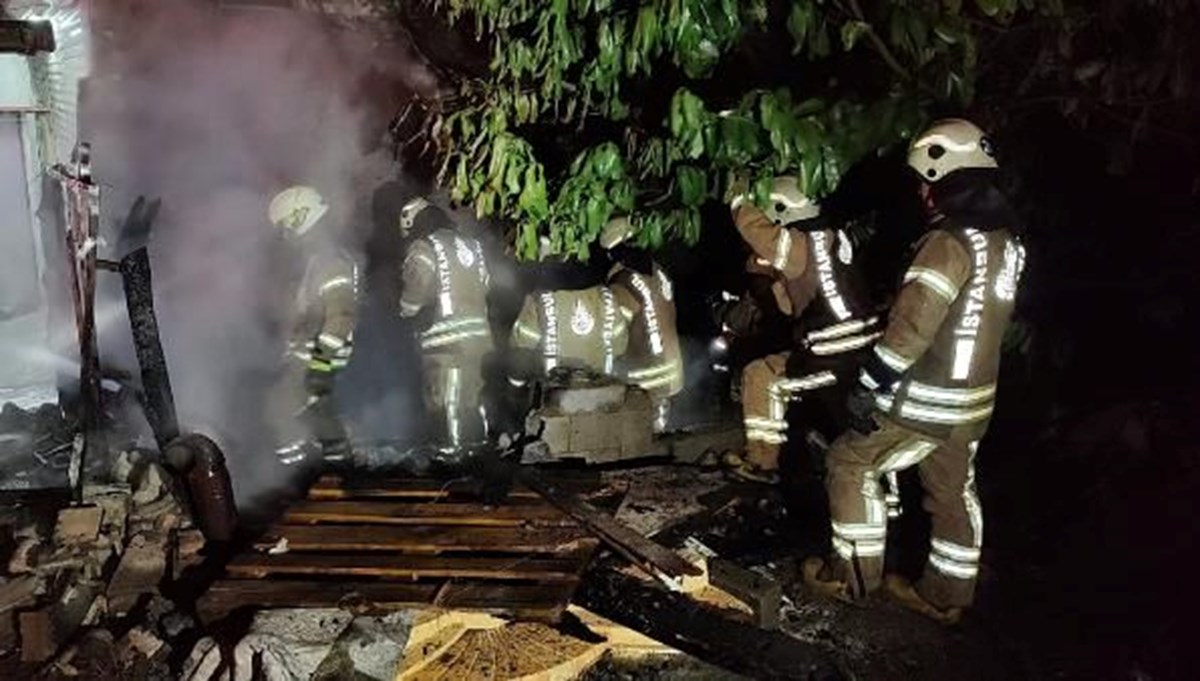 Barakada başlayan yangın park halindeki araca sıçradı Barakada başlayan yangın park halindeki araca sıçradı