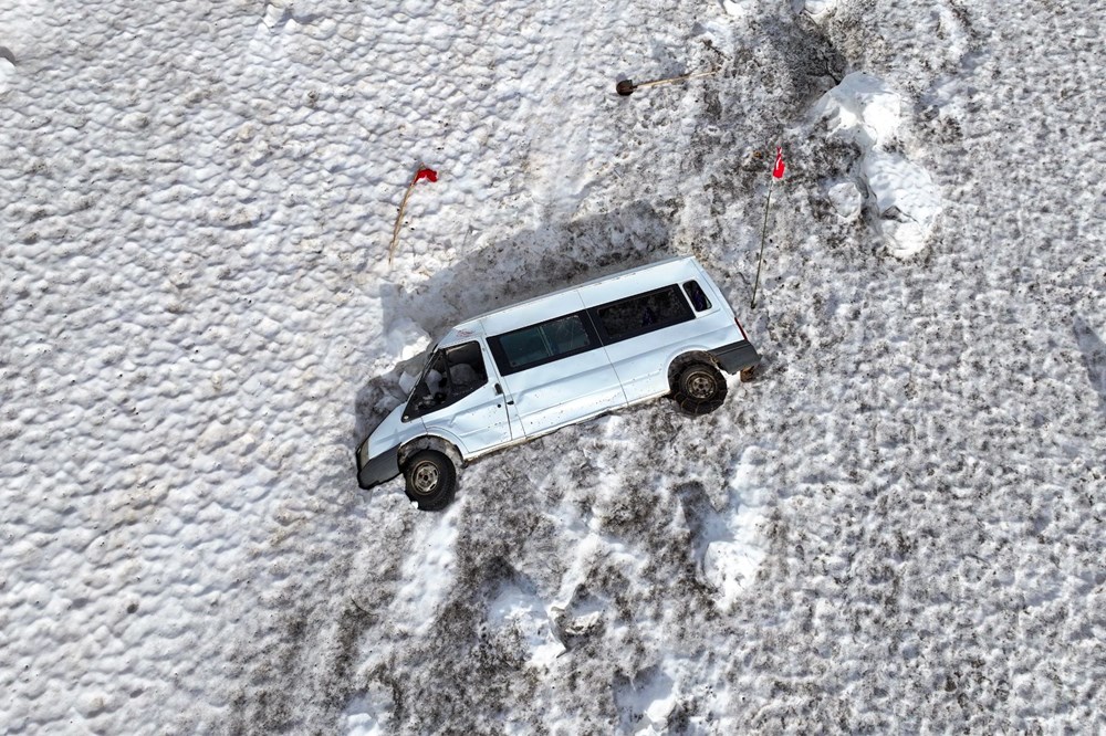 Minibüs 4,5 aydır kar altında bekliyor: “Bazen uykularıma bile giriyor, çok mağdurum” - 2