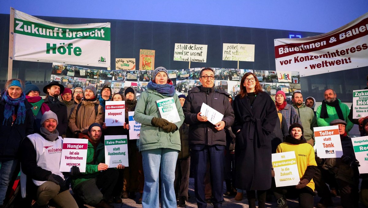 Almanya'da çiftçiler tarım politikalarını protesto etti Almanya'da çiftçiler tarım politikalarını protesto etti