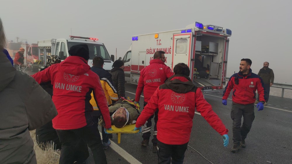 Van'da 30 araçlık zincirleme trafik kazası: 2 ölü - 6