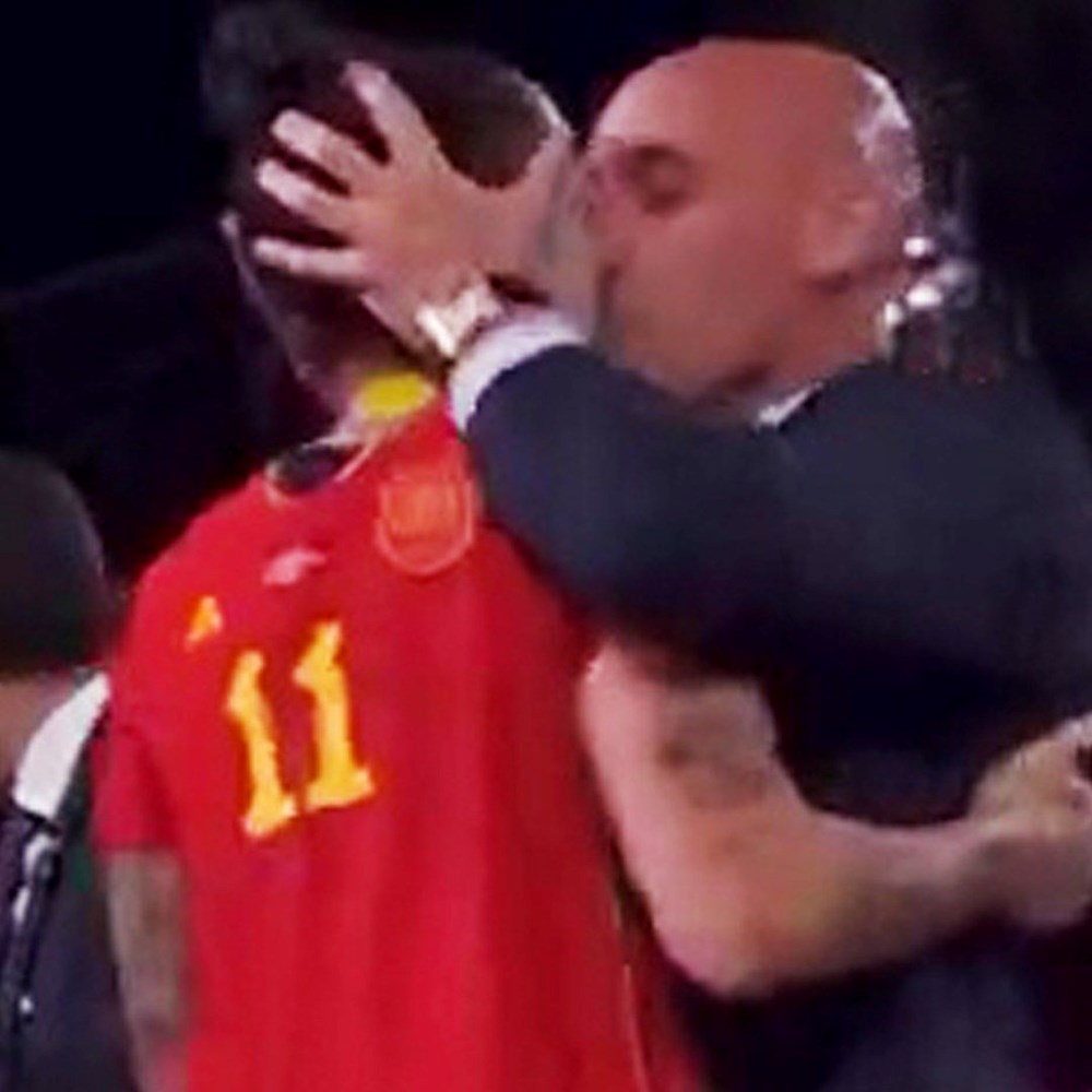 Kupa töreninde skandal hareket: Federasyon başkanı futbolcuyu dudağından öptü - 6