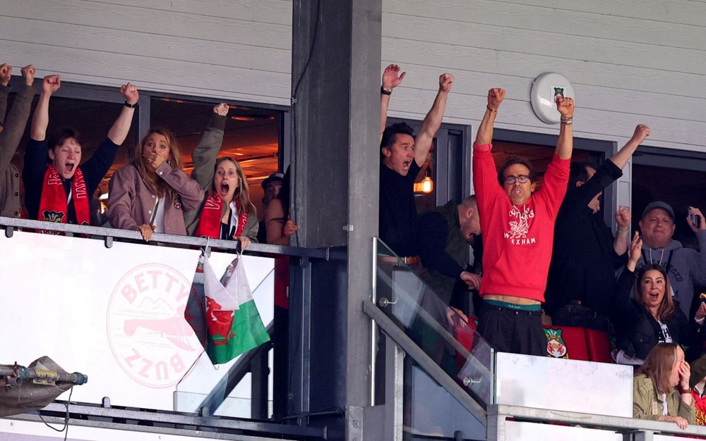 El equipo de Deadpool en el Campeonato: Wrexham, propiedad de Reynolds, hace historia - 6