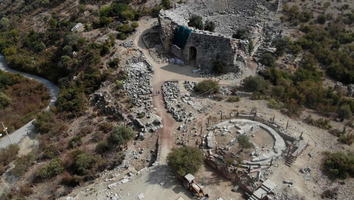 Liman kenti Kaunos'taki Bizans kilisesi ve mezarlar gün yüzüne çıkarılıyor