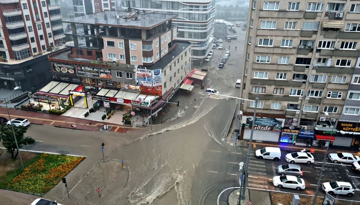 Samsun'da sağanak nedeniyle ev ve iş yerlerini su bastı