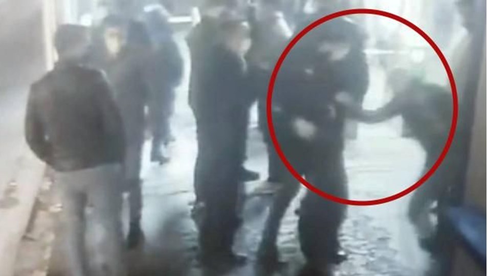 Metrobüs durağında güvenlik görevlisine bıçaklı saldırı