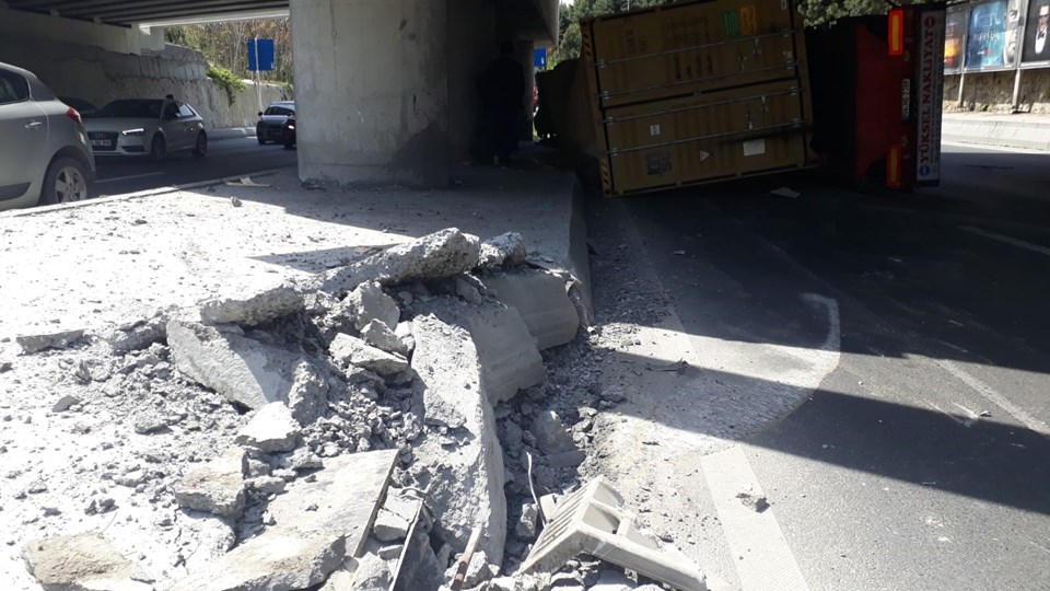 Bakırköy'de köprüye sıkışan TIR devrildi - 2
