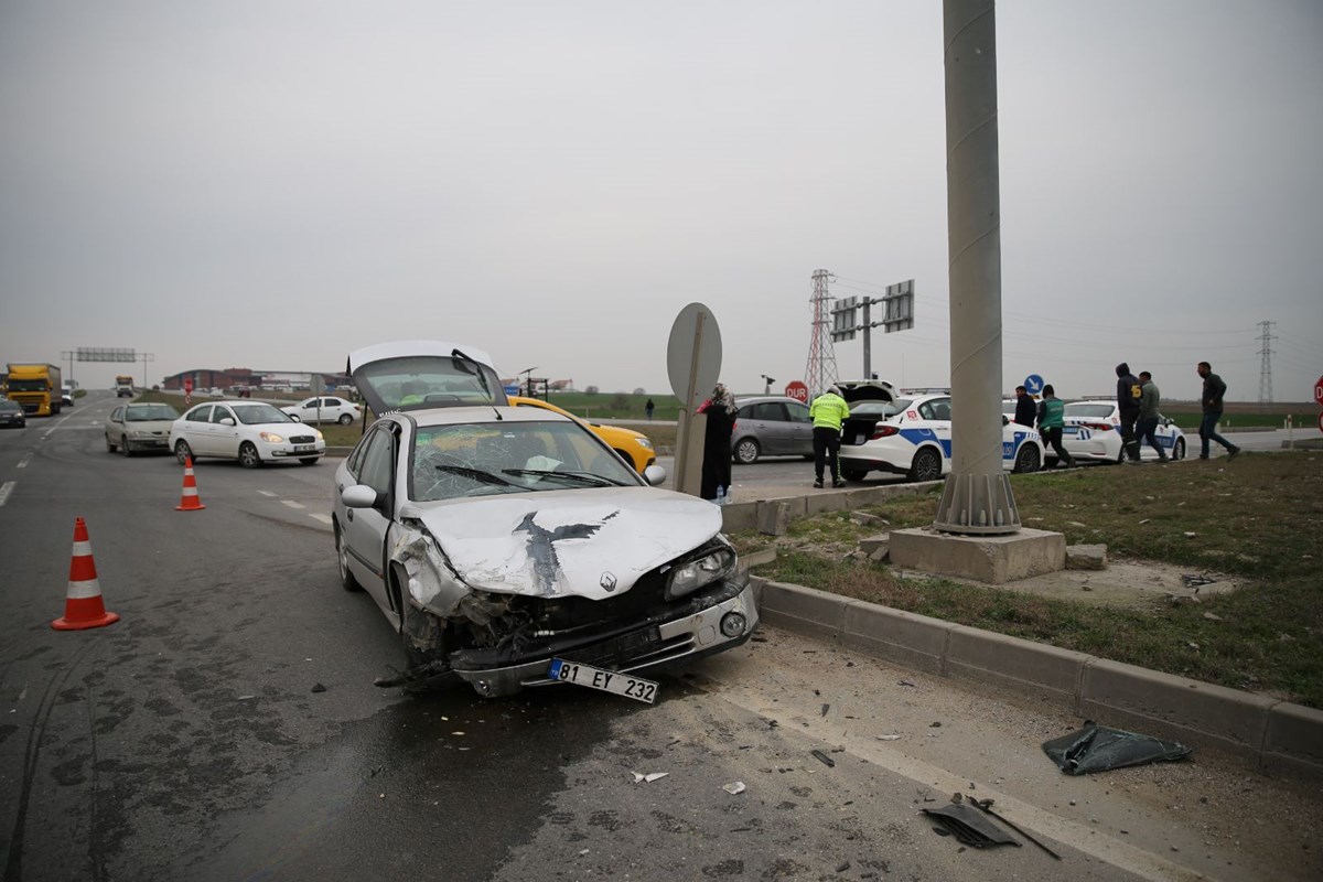 Edirne’de iki otomobil kavşakta çarpıştı: 5 yaralı