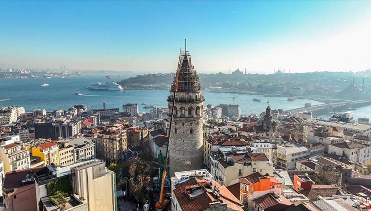 Göçmen kuşlar İstanbul'a dönmeden, Galata Kulesi'nin külahındaki restorasyon çalışmaları tamamlanacak