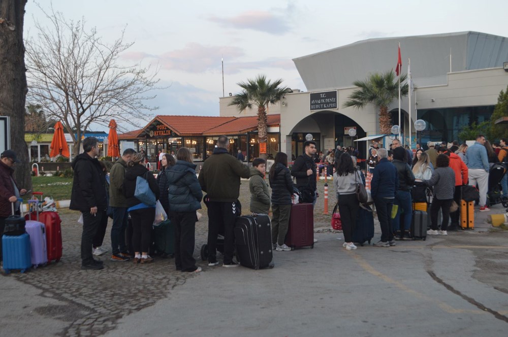 Yunan Adaları Cazibesi Sürüyor: Ayvalık'ta Feribot Bekleme Alanı Doldu Taştı 75 QJEQwMwNSUCui7uUUjL ng
