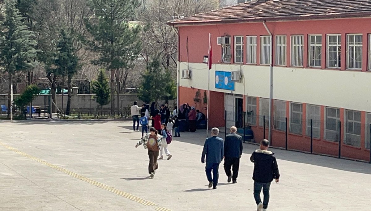 Okulda kimyasal gaz paniği: 16 öğrenci hastanelik oldu