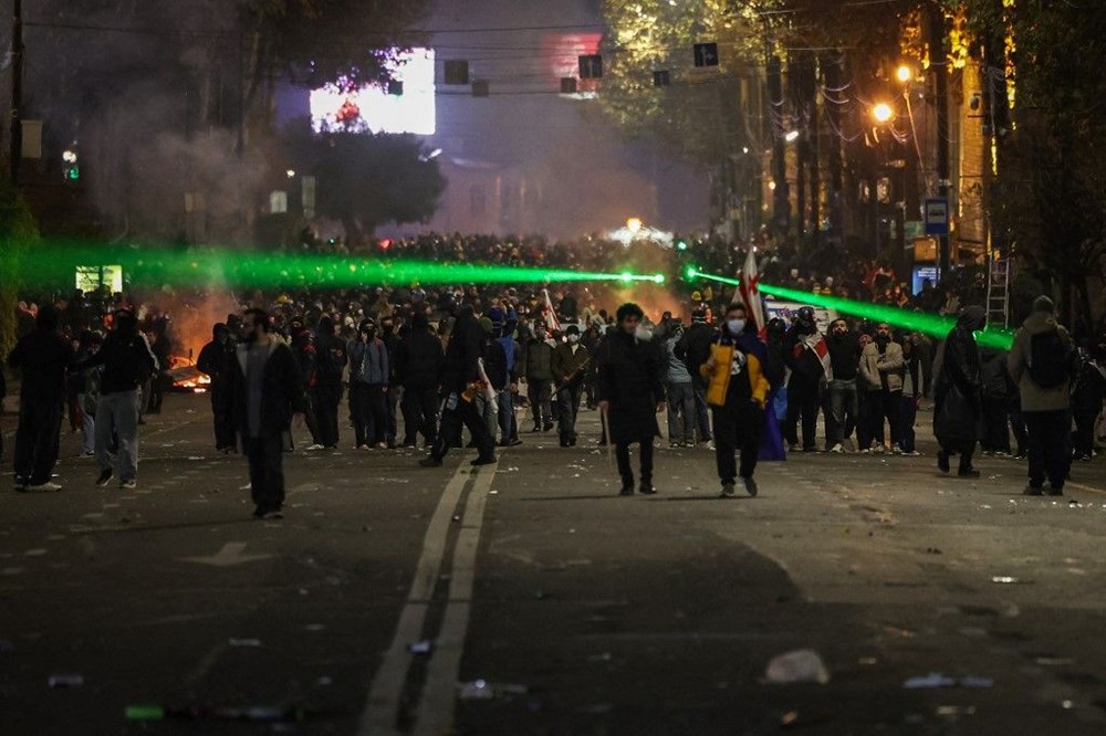 Gürcistan'da gösteriler devam ediyor:  Protestocular parlamento binasına havai fişekle saldırdı - 10