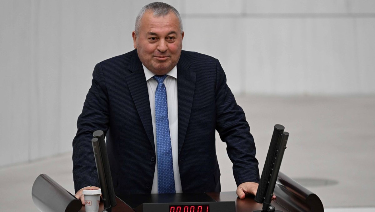 Demokrat Parti'de tartışmalar sürüyor: Cemal Enginyurt ve Salih Uzun istifa etti Demokrat Parti'de tartışmalar sürüyor: Cemal Enginyurt ve Salih Uzun istifa etti