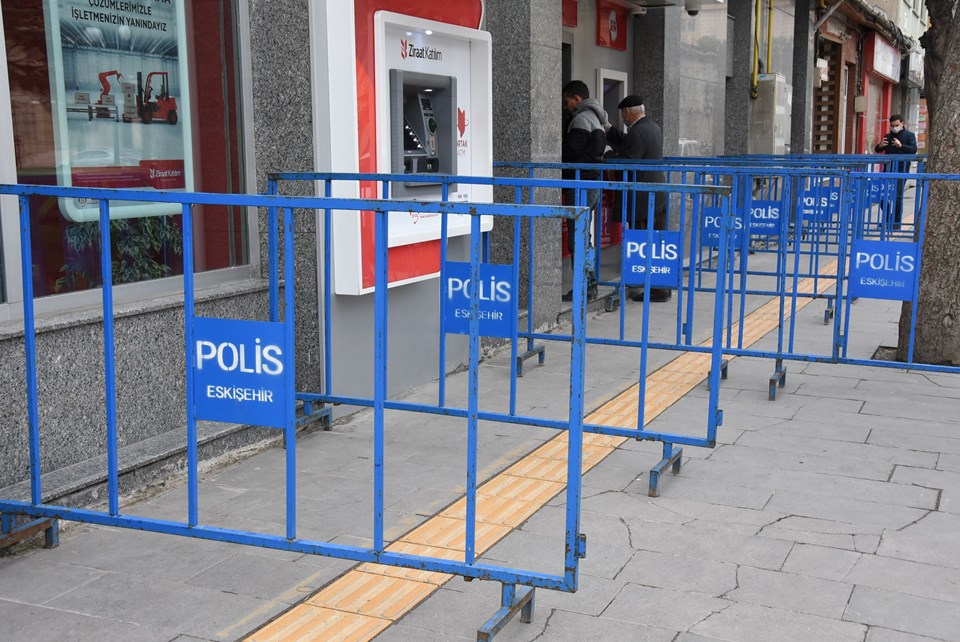 Eskişehir'de banka önlerine 'sosyal mesafe' bariyeri - 2