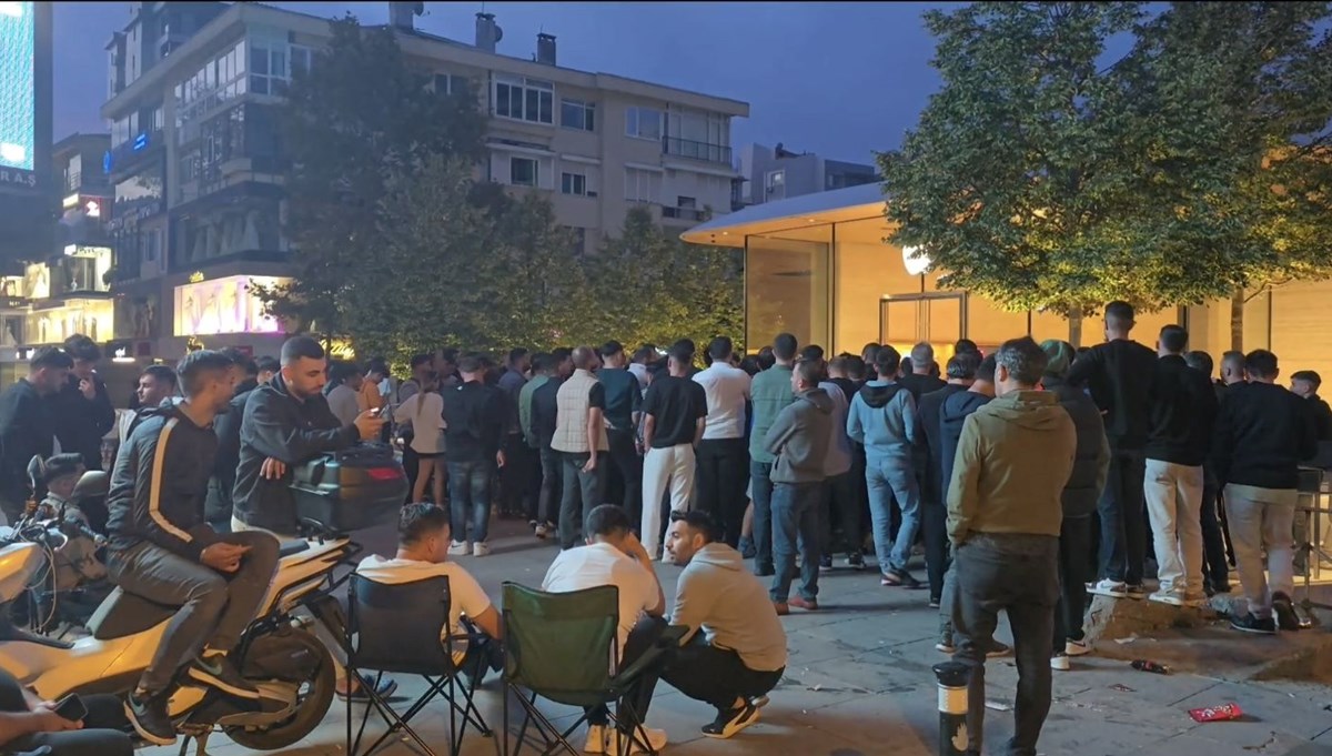 iPhone 16 sırası: Satın almak için mağaza önüne sandalye atıp geceden sıraya girdiler iPhone 16 sırası: Satın almak için mağaza önüne sandalye atıp geceden sıraya girdiler
