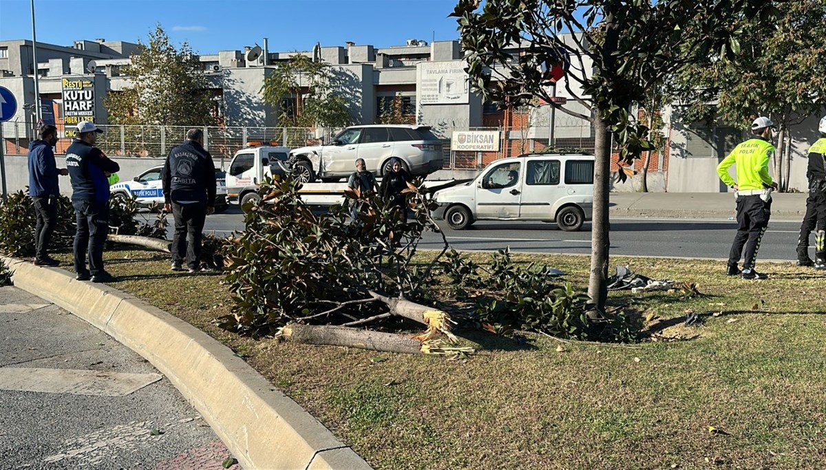 Başakşehir'de kaza: 2 araç çarpıştı, biri takla atarak yan döndü