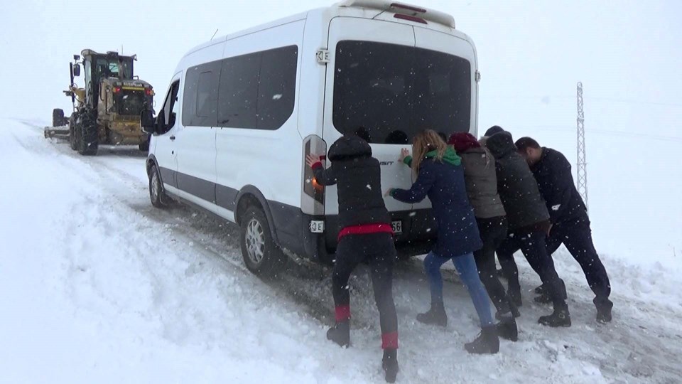 Muş’ta karda mahsur kalan öğretmenler kurtarıldı - 1