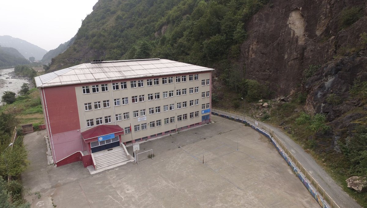 Rize'de yamaçtan bahçesine kaya parçaları düşen okul kapatıldı