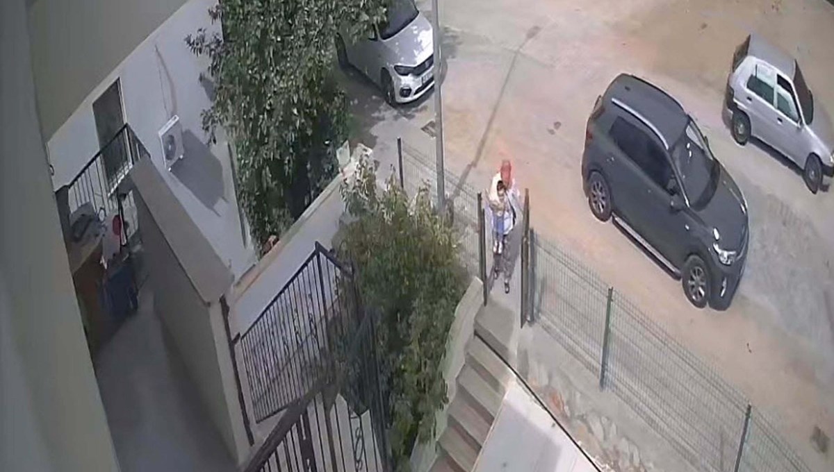 Kendilerini polis olarak tanıtıp 400 bin TL'lik dolandırdılar Kendilerini polis olarak tanıtıp 400 bin TL'lik dolandırdılar