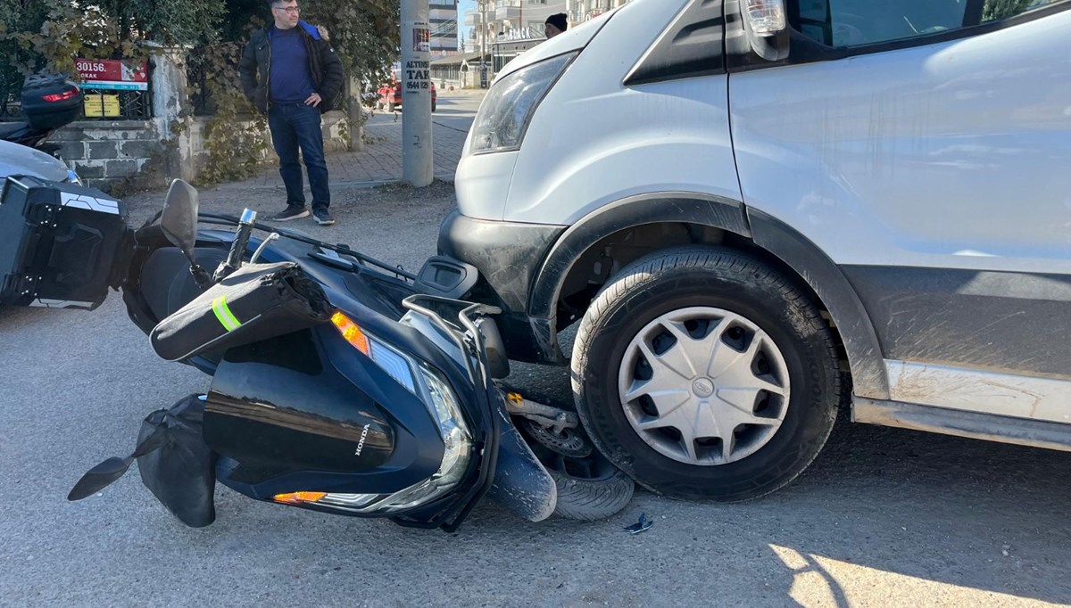 Kamyonetle çarpışan motosikletin sürücüsü yaralandı Kamyonetle çarpışan motosikletin sürücüsü yaralandı
