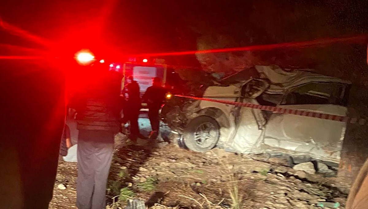 Minibüs ağaca çarptı: 2 ölü Minibüs ağaca çarptı: 2 ölü
