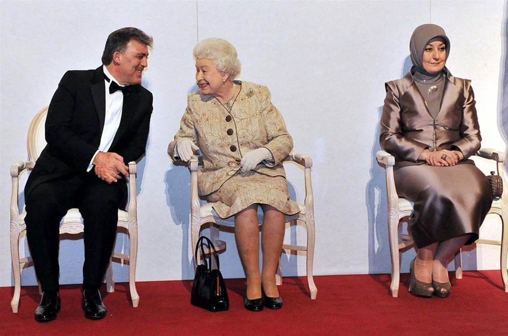 Gül ödülünü Kraliçe&#39;den aldı - Son Dakika Türkiye Haberleri | NTV Haber