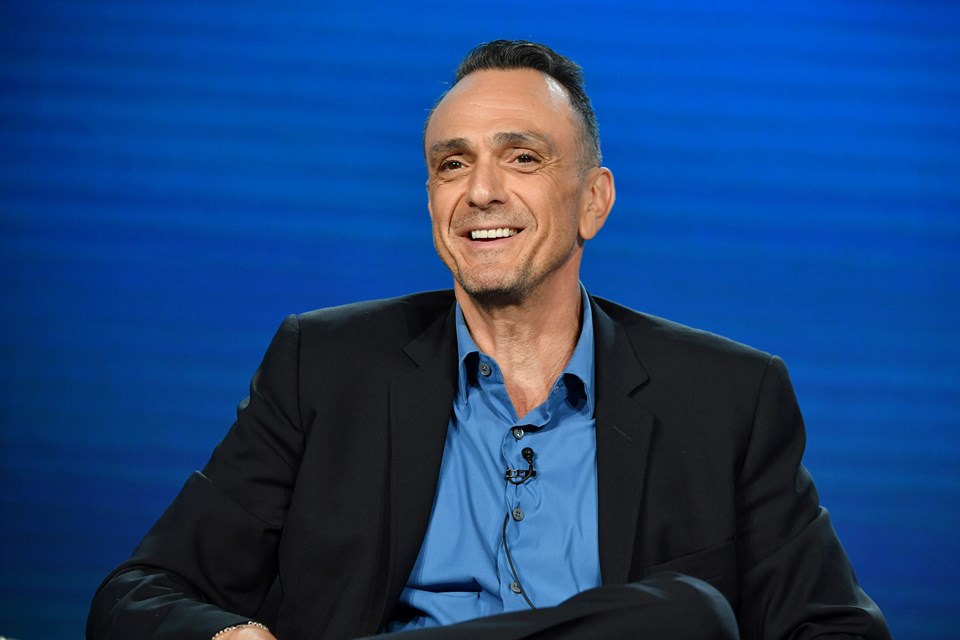 Hank Azaria dizide ayrıca barmen Moe Szyslak ve komiser Wiggum