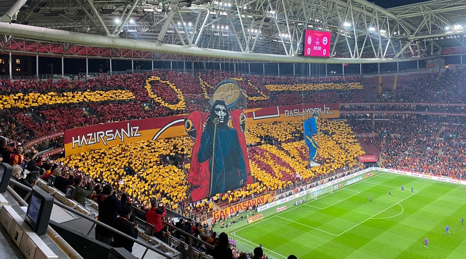 Galatasaray tribünlerinde "Squid Game" temalı koreografi dikkat çekti.