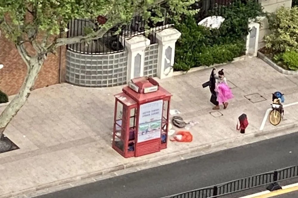 Şanghay’da karantina sırasında mahsur kalan kadın bir ay boyunca köpeğiyle telefon kulübesinde yaşadı - 6