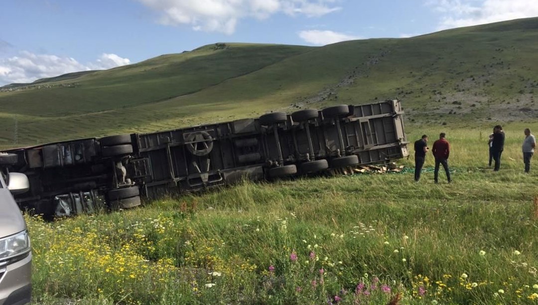 Ardahan’da kontrolden çıkan TIR devrildi: 1 yaralı