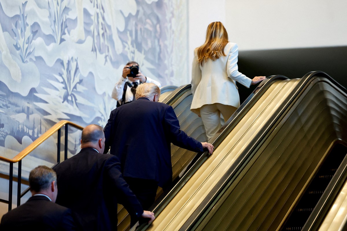 Trump ve eşi Melania Trump, aniden duran yürüyen merdivenden yürüyerek çıkmıştı.