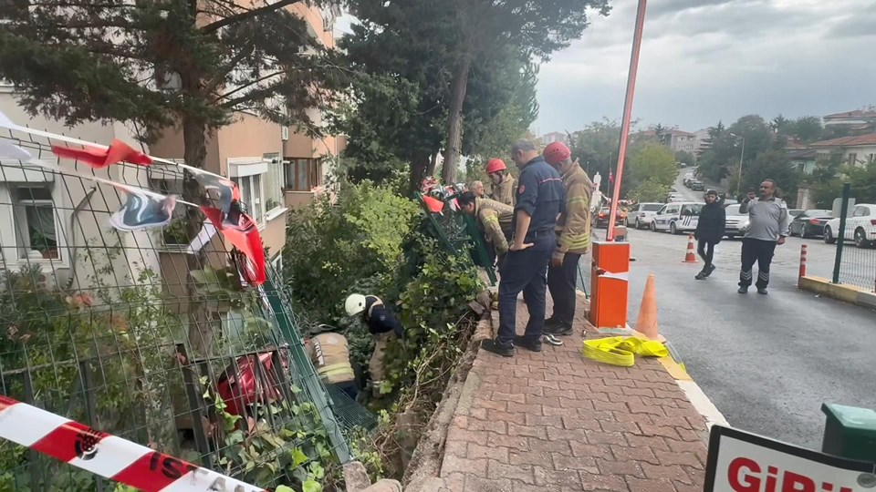 Üsküdar'da otomobil binanın bahçesine düştü - 1