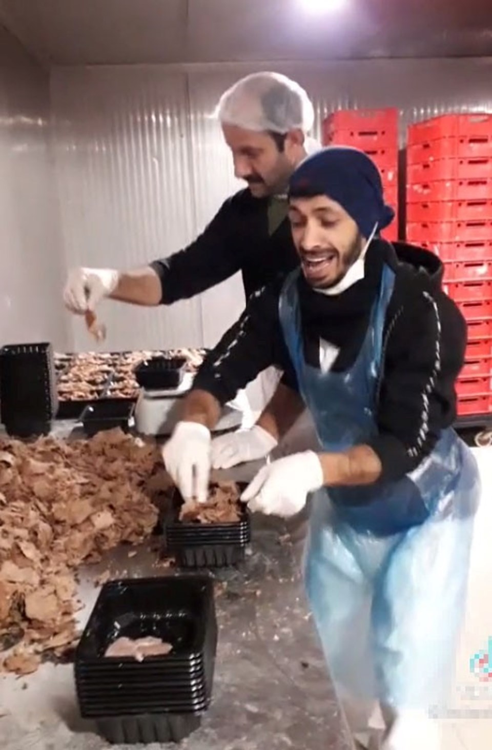 Hazır döner paketleyen iki çalışanın paylaştığı video, tepki çekti - 2