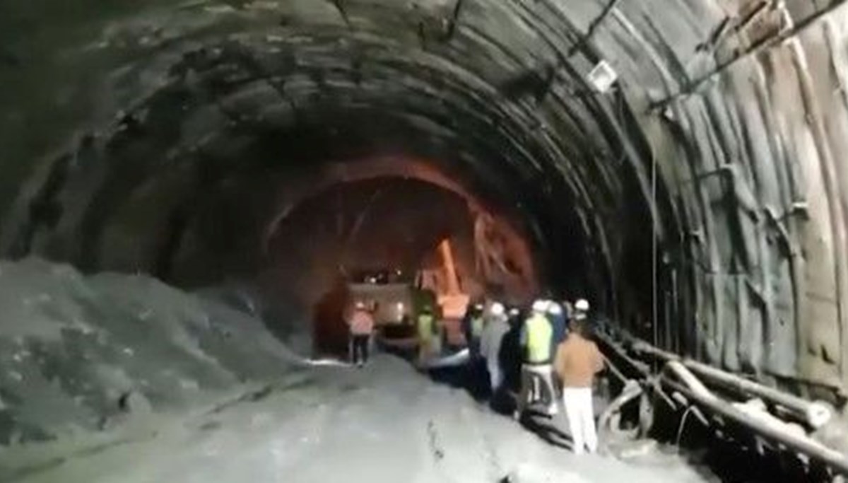 Hindistan'da tünel inşaatında göçük: En az 40 işçi mahsur Hindistan'da tünel inşaatında göçük: En az 40 işçi mahsur