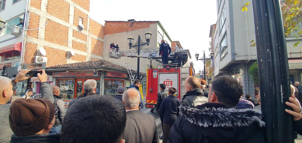 Görenler cep
telefonuna sarıldı! Caddedeki yırtıcı vatandaşı heyecanlandırdı, itfaiye ağ
atıp yakaladı - 3