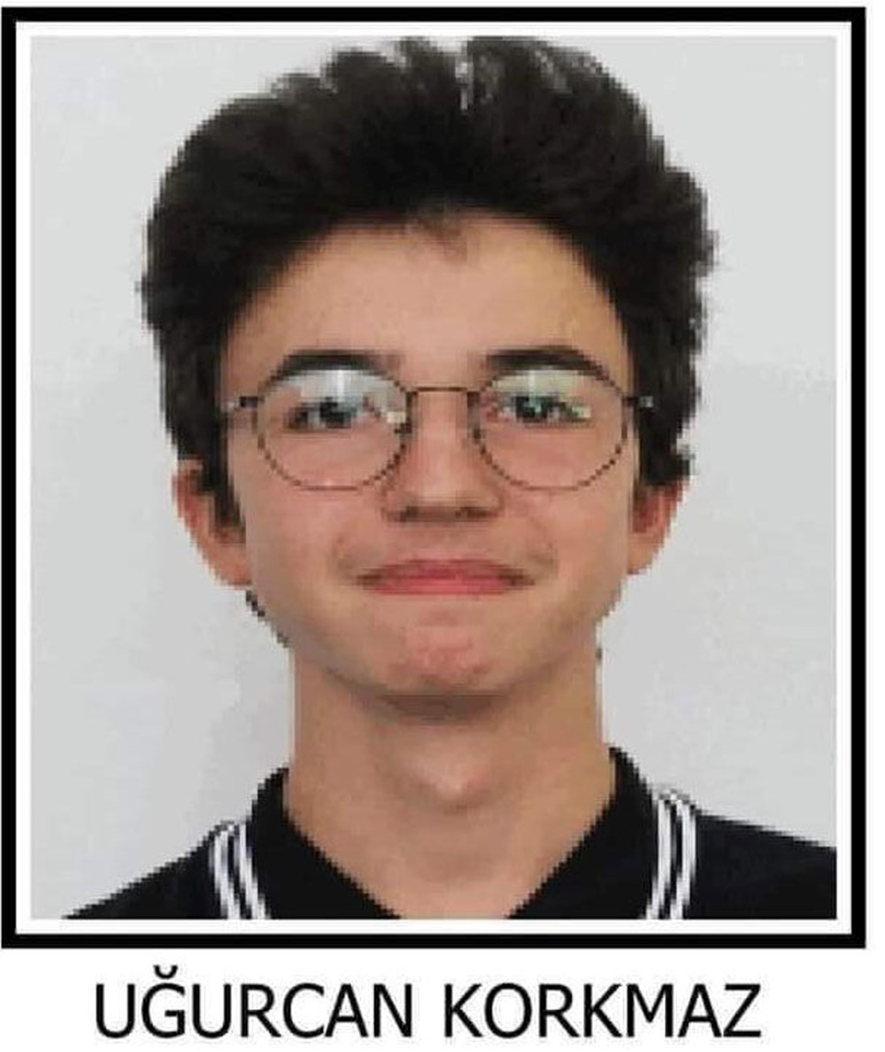 Dalgalara kapılan iki genç için denize atladı - 2