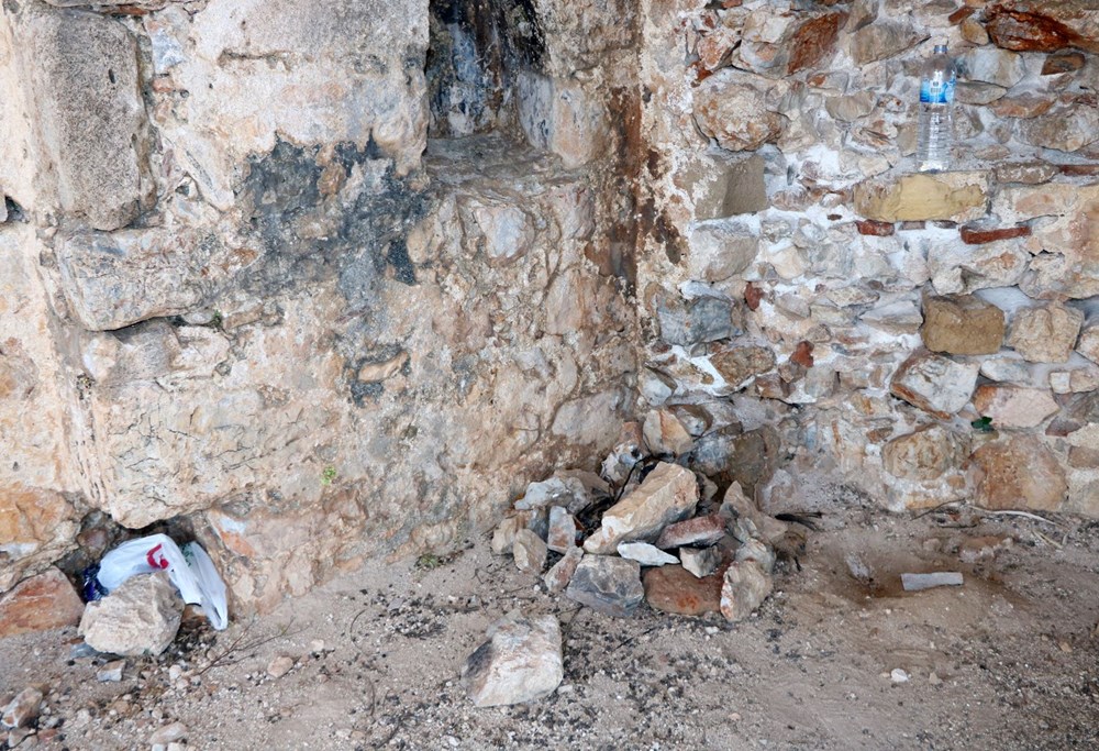 Tarihi kilisede skandal görüntüler: Taşları söküp mangal yapmışlar - 9